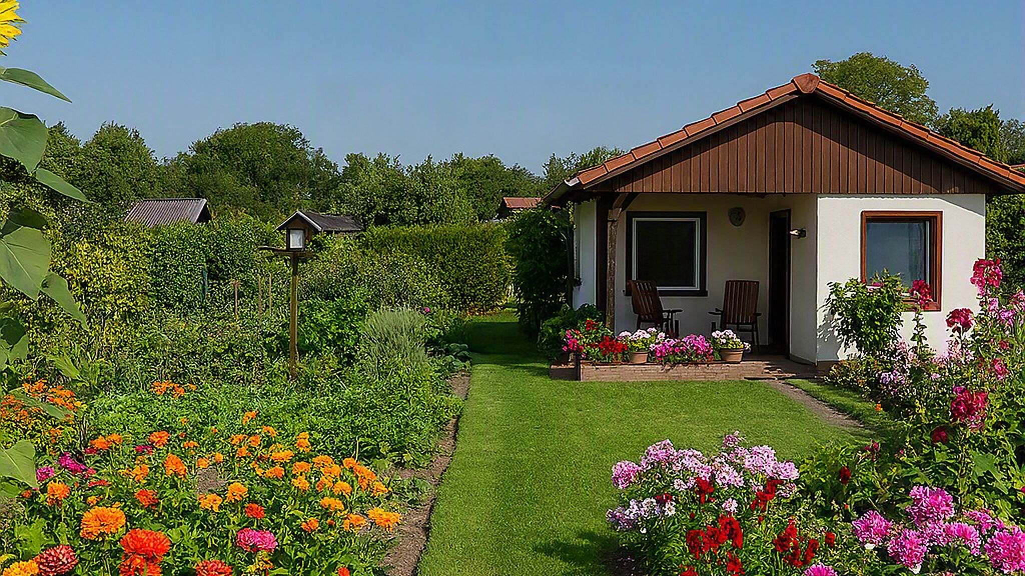 Laube mit Blumenbeeten und Rasenweg in der Kolonie Hahnenburg